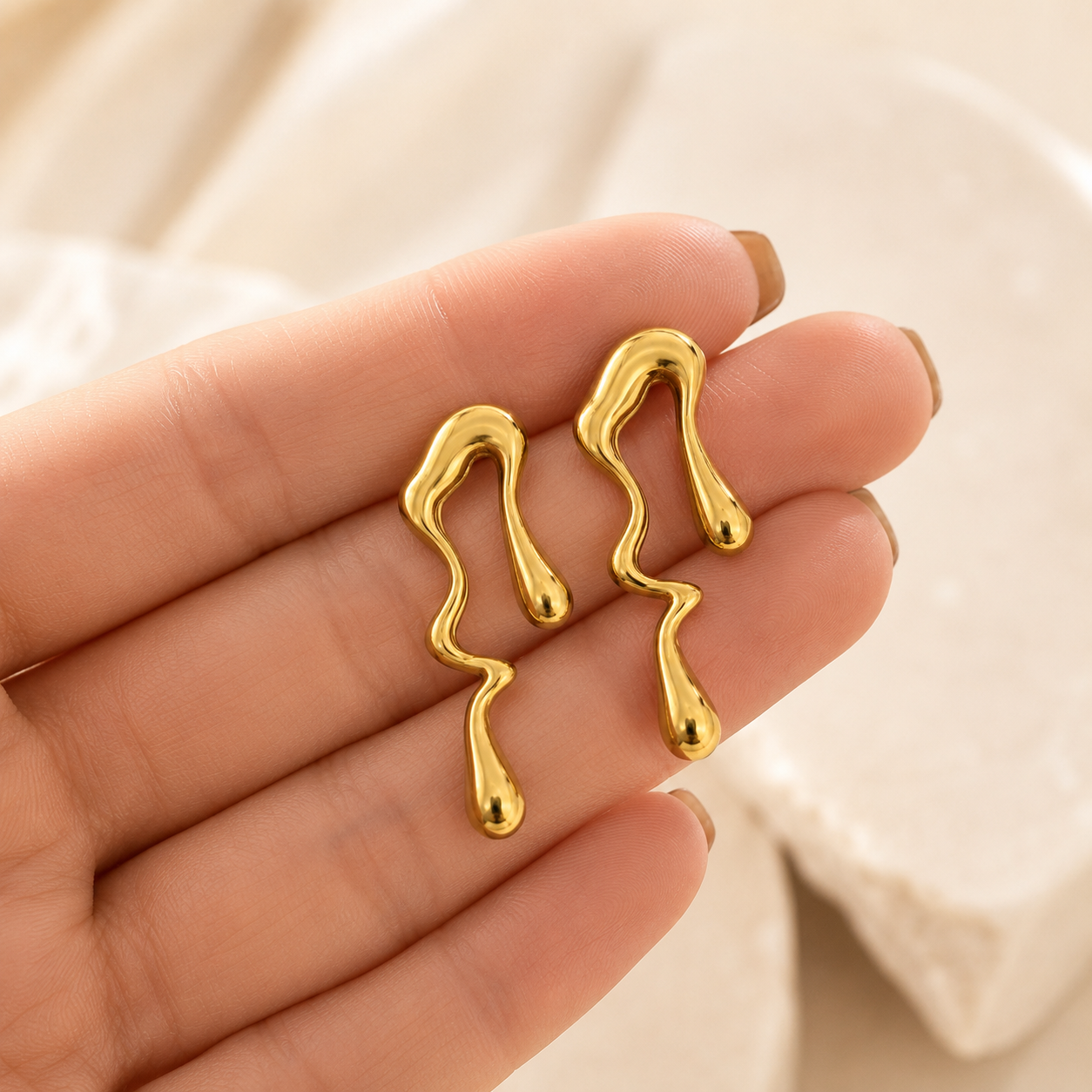 Ava Droops Earring